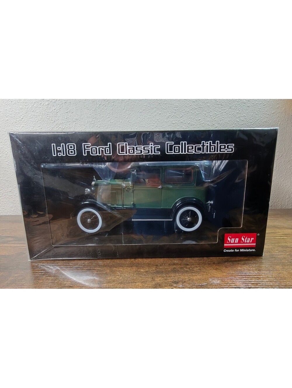 Sun Star 1931 Ford Model A Tudor 1:18 Diecast Balsam Green #6105 NIB